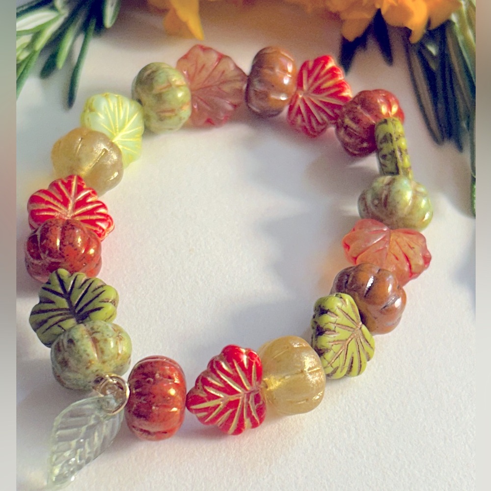 NWOT bracelet Pumpkins & Autumn Leaves bright Czech Glass, charms, stretch Osfm